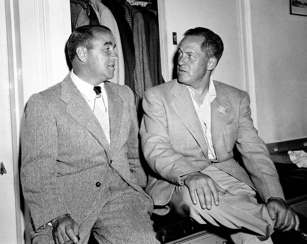 Huyền thoại Gene Sarazen và Bobby Jones ở phòng thay đồ cho nhà vô địch The Masters 1940.